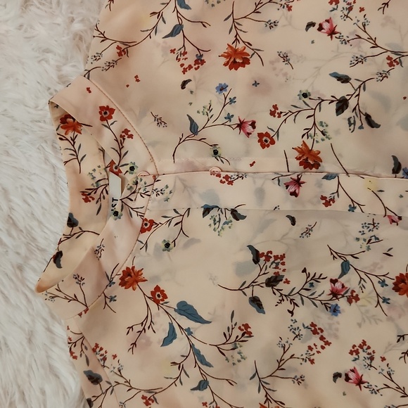 List soft pink floral blouse. Peterson collar. Size small - Picture 2 of 7